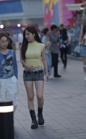 热裤小姐姐 [20P]