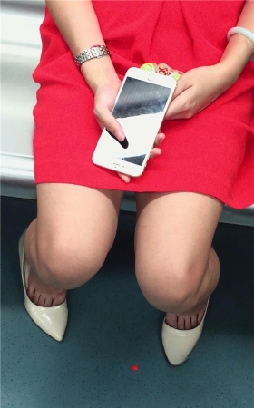 地铁上趴男友腿上休息的红色公主裙美眉
