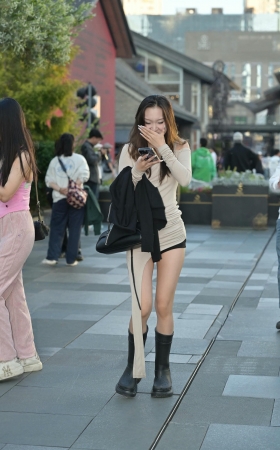 街拍长靴配热裤的美腿美眉 [17P]