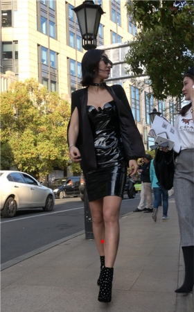 连体黑色皮裙小姐姐