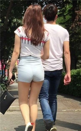 街拍青春洋溢苹果臀高腰热裤美少女 [1.53 GB]