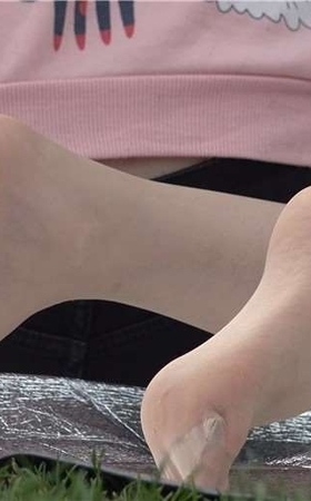 4k-连衣裙丝袜美足少妇草地上嬉闹