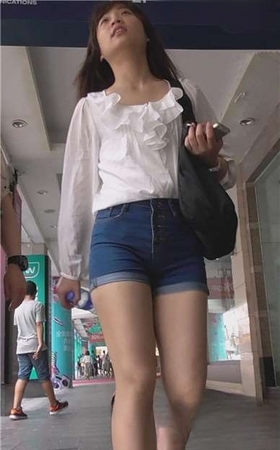 高腰蓝牛美眉圆鼓鼓的前三角镇诱人 [1.15 GB]
