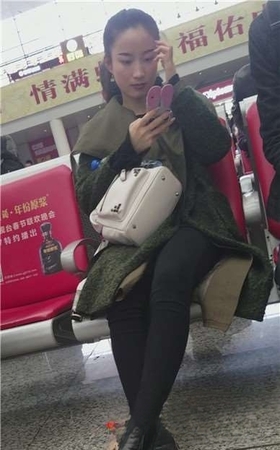 4k-高铁站候车室拍摄清纯甜美长腿女神姐姐