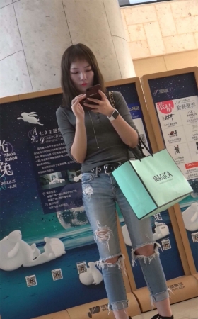文静甜美漂亮破洞牛仔裤小姐姐