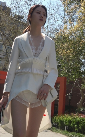 漂亮的白色燕尾裙美女