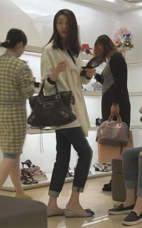 高身长美女在商场试穿高跟鞋凉鞋