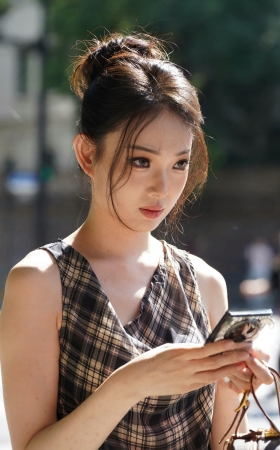 格子裙美女 [18P]
