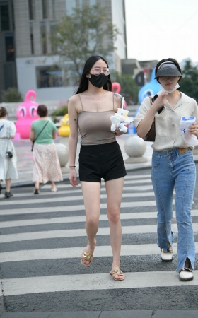 街拍小吊带衫眼镜妹【图片➕视频】 [19P]