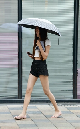 打伞肉丝袜长腿妹子3A1335[102M]
