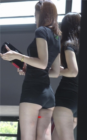 黑色热裤月牙小姐姐