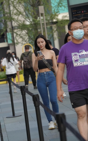自信活泼的紧牛美眉