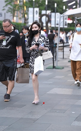 街拍戴口罩的美女【套图+视频】