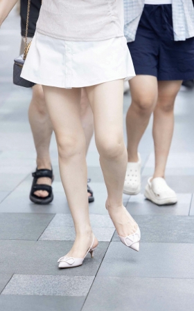 2589-4=112街头韵味美腿少妇闺蜜逛街 7P