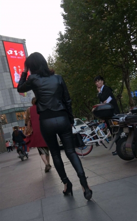 皮衣皮裤性感高跟美女