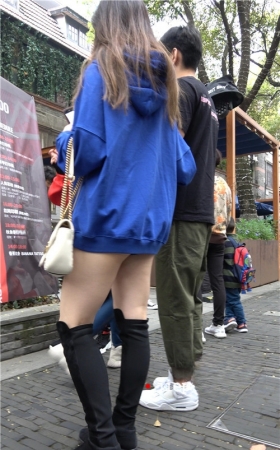 黑色长靴蓝衣月牙小姐姐