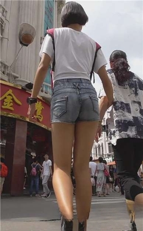 修长美腿热裤运动鞋短发学妹陪妈妈逛街 [343 MB]