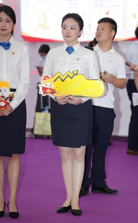 金融展合影蹲姿~ [19P]
