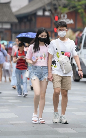 街拍粉色T恤热裤小女友 [18P]