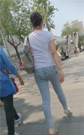 紧身蓝牛美妇