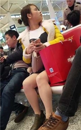 4k超清，高铁站候车室拍摄美腿气质美眉
