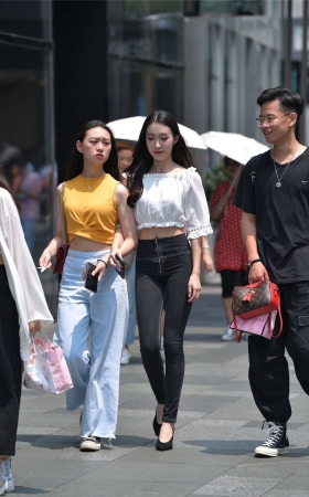 视觉冲击街拍作品 – 搭讪极品蜜桃裤小姐姐