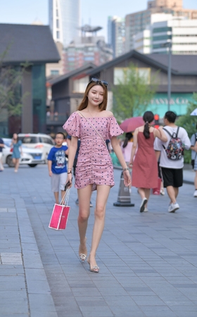 嫩美腿小姐姐