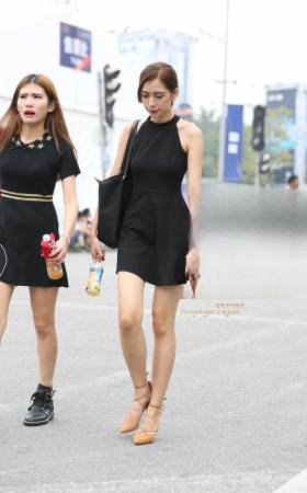 交叉高跟鞋少妇 [8P]