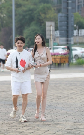 街拍开叉短裙长腿美女 [23P]