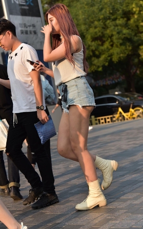 热裤月牙小姐姐