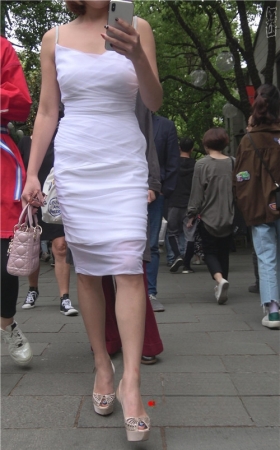 漂亮的吊带连体衣美女小姐姐