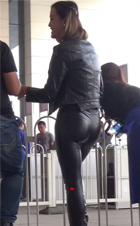 短发极品皮裤妹子妹子