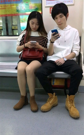 和男友一起做地铁回家的女神美女