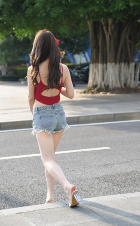 小背心热裤大白腿