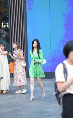 韵味美腿凉拖美女