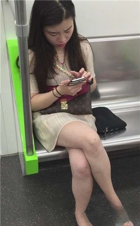 地铁偶遇白皙美腿美女。