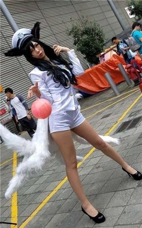 4K – 白色短裤苗条长腿少女玩cosplay