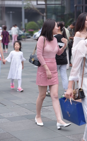 逛街的小姐姐