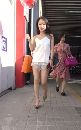 白衣短裤街拍美腿性感美女