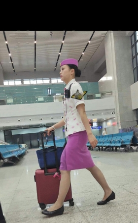 4K䒚妇韵味高铁列车长灰丝制服 3P