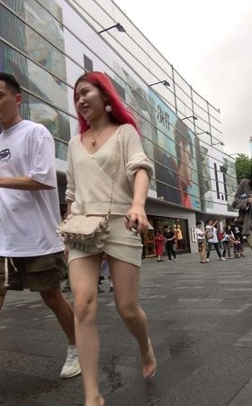 4K – 性感米色短裙V领街拍高跟美女 [1.39 GB/MP4]