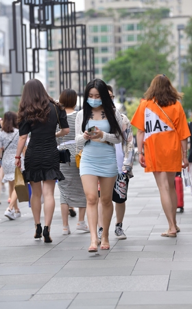 蓝色连体裙女孩