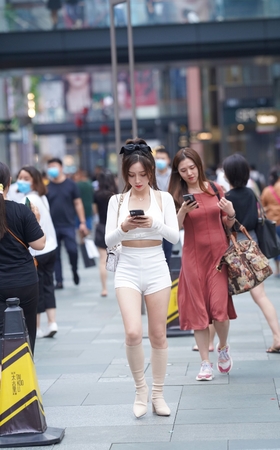 白色高腰热裤小姐姐