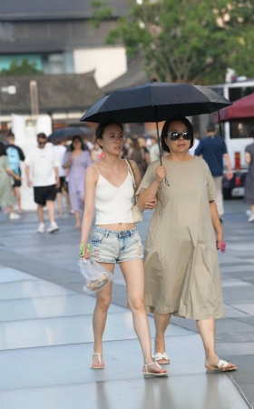 街拍吊带衫热裤眼镜妹 [19P]