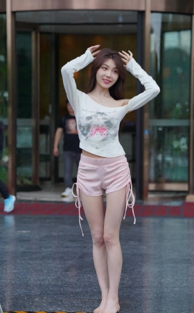 可爱的粉色热裤小仙女 [22P]