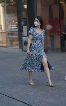街拍银白色高跟鞋，碎花裙美妇 [23P]
