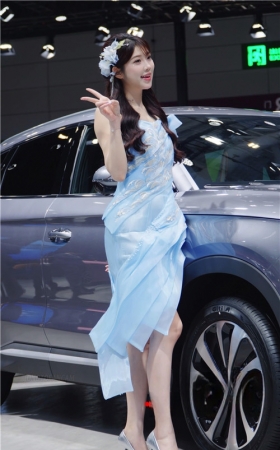 可爱的车模美女