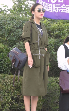 墨绿色大衣美腿漂亮美女