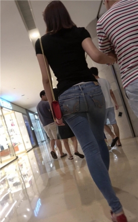 牛仔紧身圆润妹子