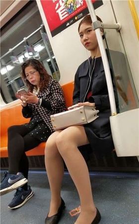 4k-丝袜美腿小姐姐貌似发现被拍，暗自高兴笑嘻嘻